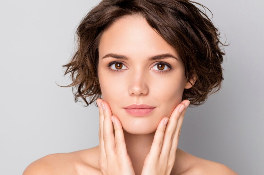 Tratamiento de relleno facial para arrugas y líneas de expresión